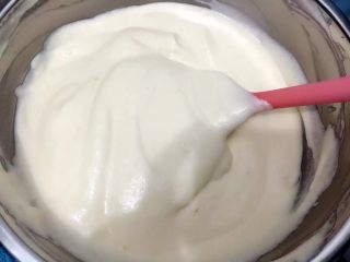 YOKU MOKU之檸檬奶油戚風蛋糕,打發4個蛋白 分3次加入50g砂糖打至拉出小尖勾 取1/3蛋白與蛋黃糊拌勻 再倒入剩余蛋白中切拌均勻 面糊整體呈濃稠狀