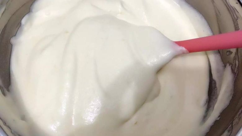 YOKU MOKU之檸檬奶油戚風蛋糕,打發4個蛋白 分3次加入50g砂糖打至拉出小尖勾 取1/3蛋白與蛋黃糊拌勻 再倒入剩余蛋白中切拌均勻 面糊整體呈濃稠狀