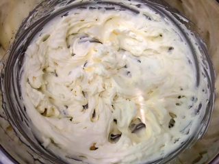 YOKU MOKU之檸檬奶油戚風蛋糕,制作檸檬鮮奶油（外層）：將鮮奶油+砂糖打發至7分發 加入剩下的檸檬凝乳繼續攪打至堅挺 放冰箱備用