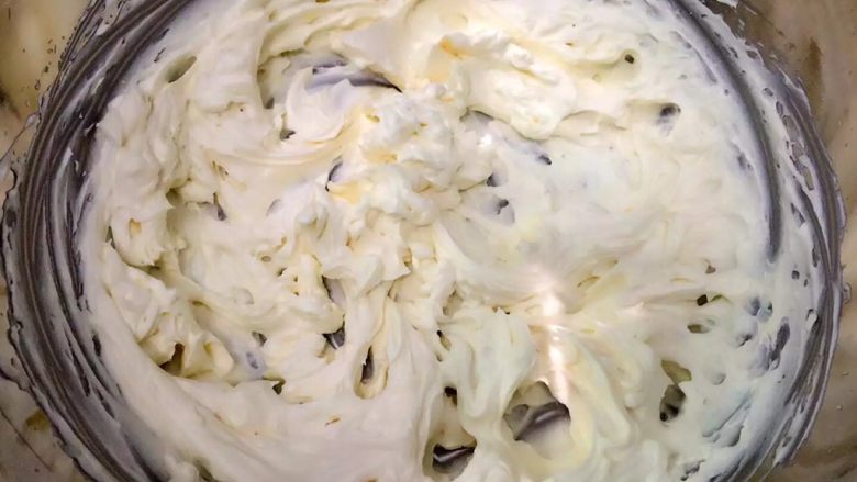 YOKU MOKU之檸檬奶油戚風蛋糕,制作檸檬鮮奶油（外層）：將鮮奶油+砂糖打發至7分發 加入剩下的檸檬凝乳繼續攪打至堅挺 放冰箱備用