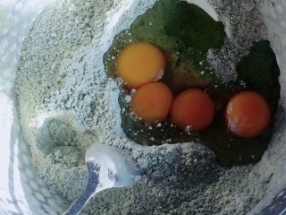 抹茶千层蛋糕,搅拌至淡绿色加入鸡蛋 继续搅拌