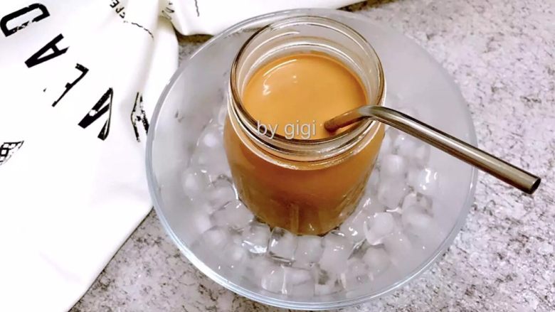 正宗港式絲襪奶茶,如果想喝冷的放冰箱冷藏 取個深的器皿加入大量冰塊 再把奶茶瓶放中間冰鎮來喝