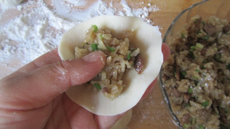 肉末香菇烧麦（饺子皮版）,将馅料包入饺子皮中；