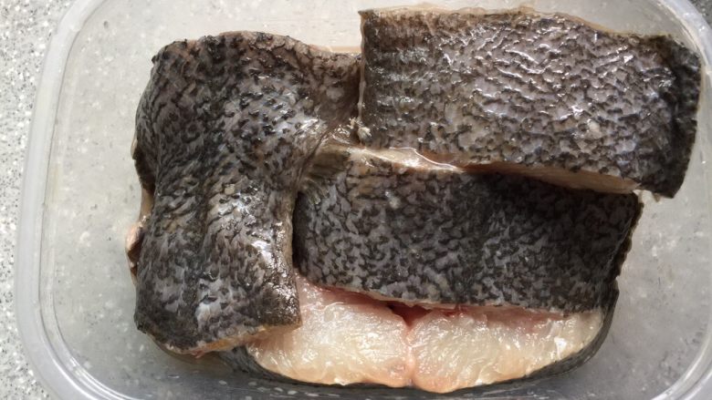酱焖大偏口鱼,将鱼块用少量盐涂抹均匀，腌制30分钟