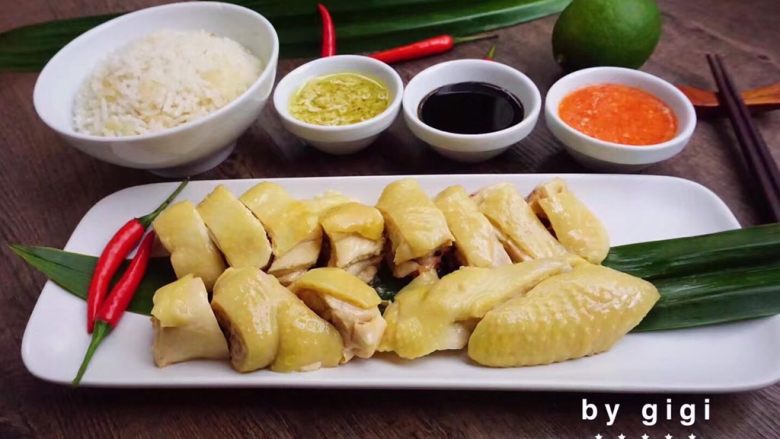 海南雞飯,將雞斬件 搭配雞油飯、姜蓉、辣椒醬、印尼甜醬gezamanis食用