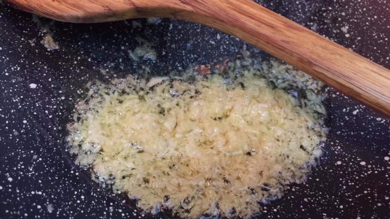 海南雞飯,鍋燒熱 倒油（油可以多點）油熱時加入姜泥炒 炒出香味 加鹽、雞粉出鍋