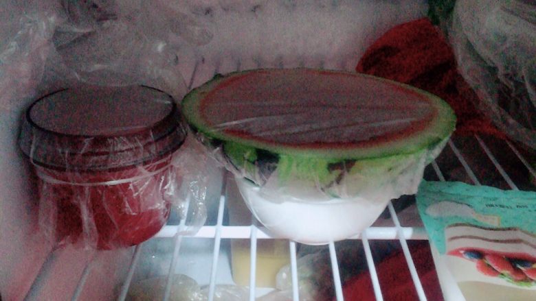 西瓜果冻,倒入容器包上保鲜膜放入冰箱冷藏两小时