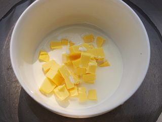 鲜橙磅蛋糕,将45g黄油和45g淡奶油倒入大碗中，入大锅中，隔水加热至完全融化