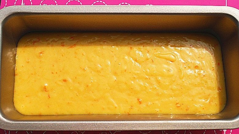 鲜橙磅蛋糕,从高处倒入蛋糕模，约为模具1/2高度多一点左右，烤箱预热10分钟，160度，中层，40分钟左右，稍微放凉一些，即可脱模，脱模后，表面刷一层之