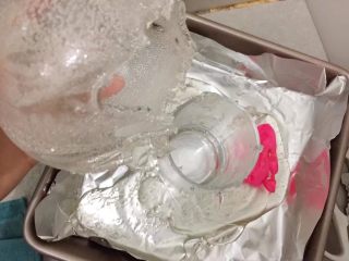 玫瑰花玻璃罩蛋糕,乾後 從氣球底部（綁結的地方）剪一個小口 將氣放掉 小心把氣球去掉 玻璃罩便完成