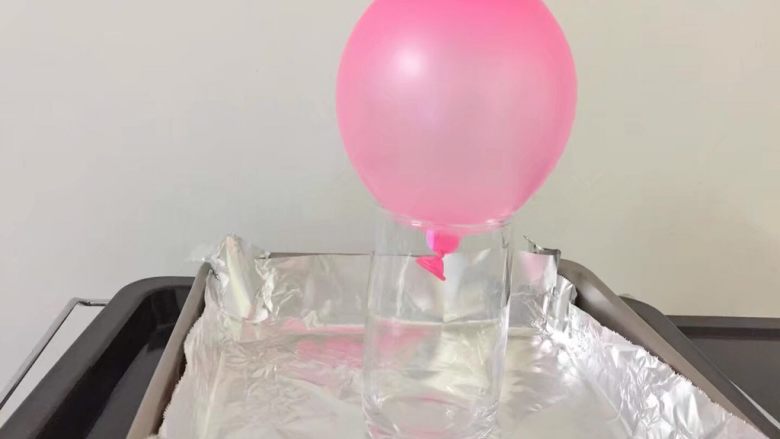 玫瑰花玻璃罩蛋糕,準備一個氣球 打氣綁好 放在一個杯子上 底下墊個盤子 盤子上墊張錫紙或油紙方便清洗