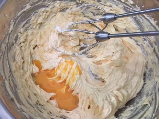 玫瑰花玻璃罩蛋糕,雞蛋打散 分4-5次加入打發至體積膨脹（每次雞蛋都必須完全混合才能加入下一份雞蛋 否則會出現油水分離）此時烤箱預熱180度