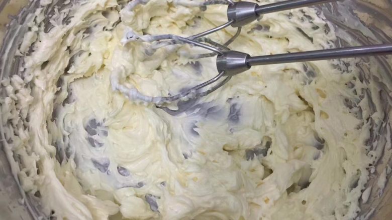玫瑰花玻璃罩蛋糕,制作奶油奶酪霜：將室溫放軟的奶油奶酪、黃油加入糖霜 打發至體積膨脹