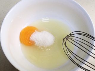 牛油果玛芬蛋糕,在鸡蛋内加入细砂糖。