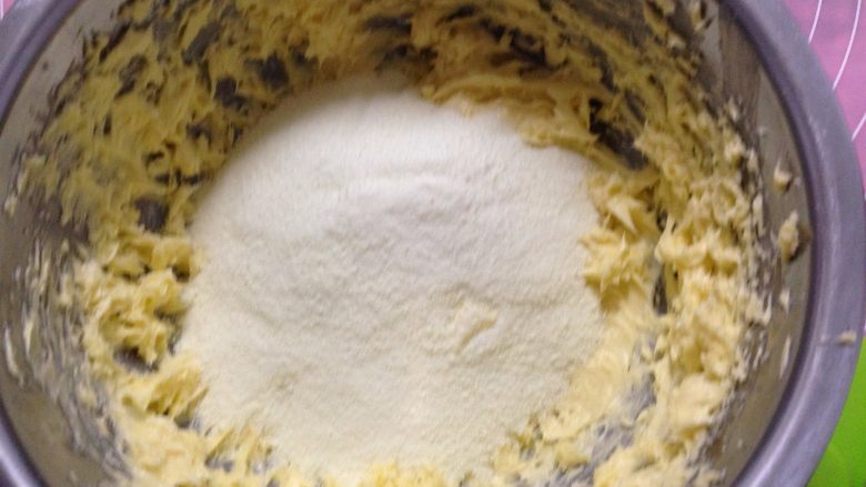 奶酥包,加入奶粉，切拌均匀