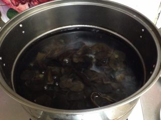 捞汁木耳,锅内加水烧开加盐倒入木耳焯至断生捞出过凉