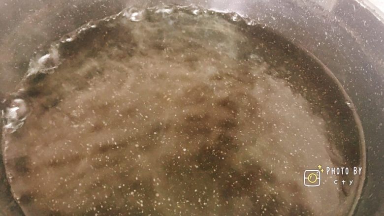 小盆友爱吃的银鱼炒蛋,锅里倒入适量清水，煮至沸腾。