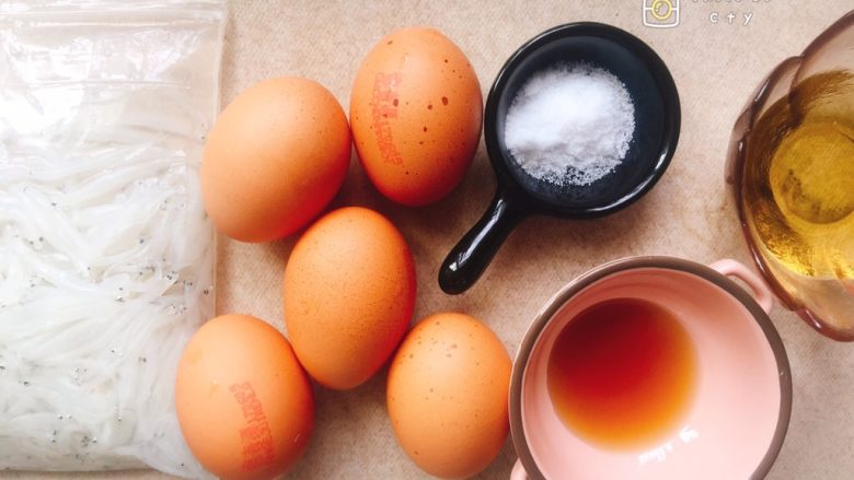 小盆友爱吃的银鱼炒蛋,准备食材：
盐分两次使用，每次使用一半。
纯净水可加可不加，加的话蛋比较嫩。