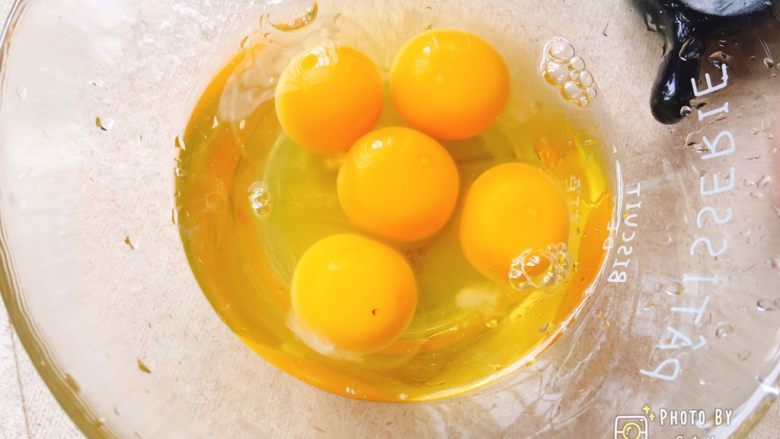 小盆友爱吃的银鱼炒蛋,鸡蛋打入碗中。