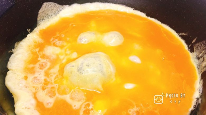 小盆友爱吃的银鱼炒蛋,油热后，倒入搅匀的蛋液。