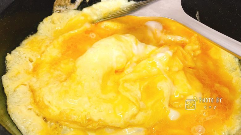 小盆友爱吃的银鱼炒蛋,等表面微熟，还比较嫩的时候。
