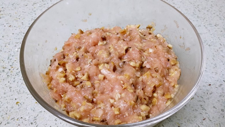 香菇肉滑蒲瓜汤,用手抓匀，搅拌至略略起胶。
