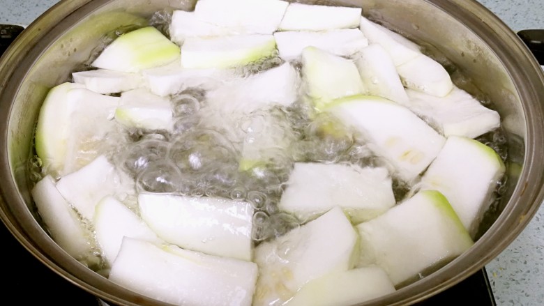 香菇肉滑蒲瓜汤,锅里倒入6大碗清水，放几片姜片煮开，倒入蒲瓜，大火煮5分钟。