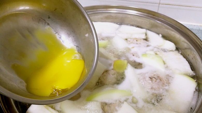 香菇肉滑蒲瓜汤,把蛋黄也倒入汤中，营养不浪费。小火煮3分钟。