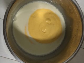 芒果牛奶布丁,把一半芒果泥跟吉利丁液搅匀，再把剩下一起搅拌均匀。