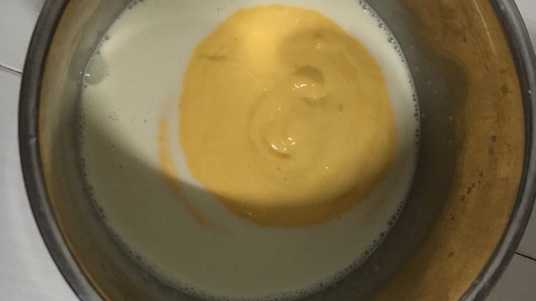 芒果牛奶布丁,把一半芒果泥跟吉利丁液搅匀，再把剩下一起搅拌均匀。
