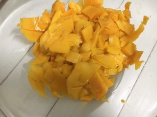 芒果牛奶布丁,芒果切成小块。
