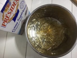 芒果牛奶布丁,吉利丁冰水泡软，然后倒入（材料表里面奶油20克）隔水溶化备用。