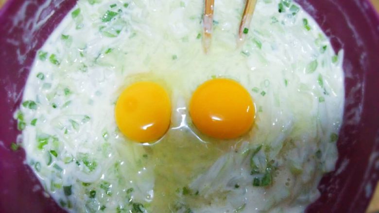 葫芦丝鸡蛋饼,再放入两个鸡蛋并搅拌均匀，注意粘稠度不要太干也不要太稀。