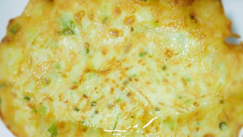葫芦丝鸡蛋饼,煎至两面金黄就可以出锅了，香喷喷的葫芦丝鸡蛋饼可以让你饱餐一顿了。