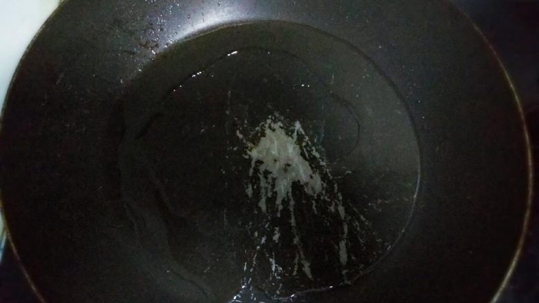 葫芦丝鸡蛋饼,锅里放入适量油并烧热。