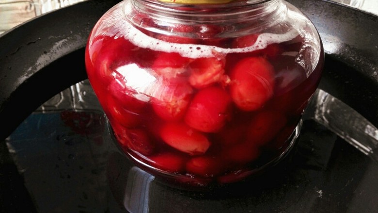 樱桃罐头,锅里再加水，放入罐头瓶，开锅5分钟左右，盖上盖子，