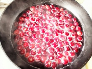 樱桃罐头,不要盖盖，大约煮2分钟左右开锅就好，