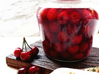 樱桃罐头,取出，可常温保存，也可以冷藏。
