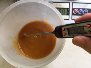 杏子软糖,取出用温度计测量已达40度以上