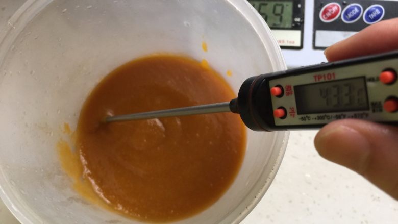 杏子软糖,取出用温度计测量已达40度以上