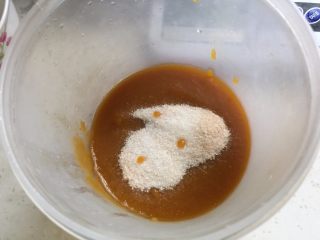 杏子软糖,加入砂糖和苹果胶搅拌均匀后，再次放入微波炉加热2分钟（每1分钟拿出搅拌一下）