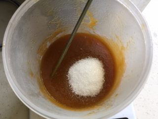 杏子软糖,接着再次放入微波炉加热30秒后，取出加入50克砂糖搅拌均匀