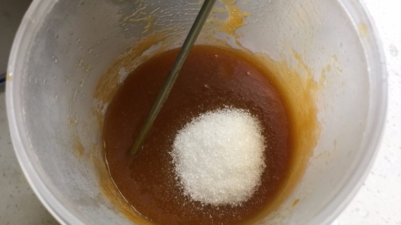 杏子软糖,接着再次放入微波炉加热30秒后，取出加入50克砂糖搅拌均匀
