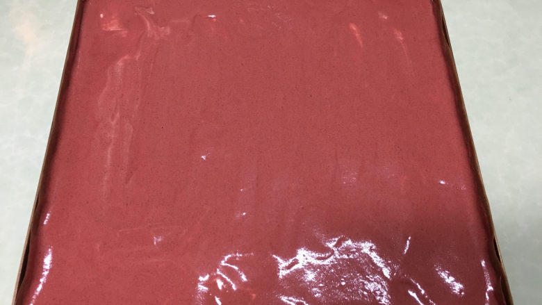 红丝绒旋风蛋糕卷,最后表面抹平。