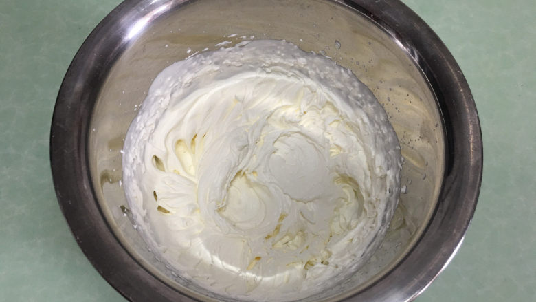 红丝绒旋风蛋糕卷,蛋糕晾凉时间准备奶油：120克淡奶油加入10克糖打发至有纹路不流动后备用。