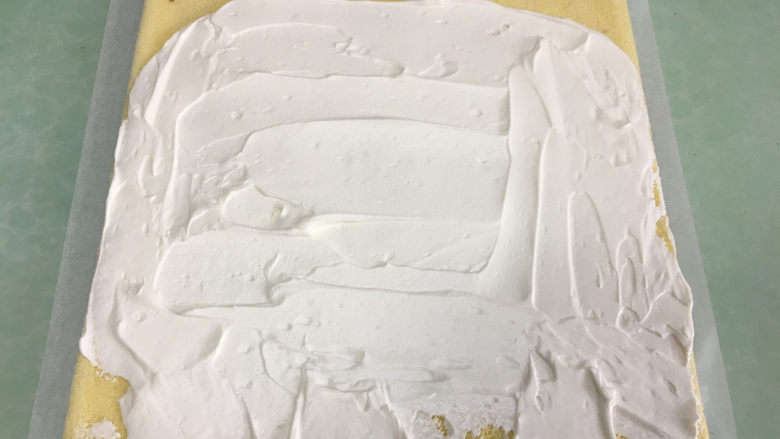 红丝绒旋风蛋糕卷,蛋糕晾凉后表面涂奶油。