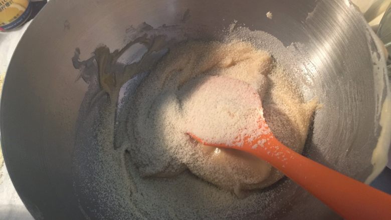 豆沙玫瑰曲奇,加入杏仁粉，搅拌至无颗粒，杏仁粉最好过一次筛加入