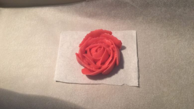 豆沙玫瑰曲奇,把红色面糊装入裱花袋，用的104花嘴裱好玫瑰花