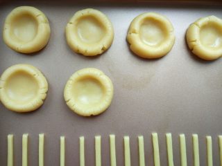 创意火柴饼干,取出后，切成细条，放在不粘烤盘上。（照片中同时还做了别的款式的饼干）