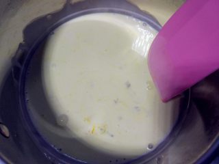 小浣熊立体彩绘杯蛋糕,将蛋黄，细砂糖，奶油，牛奶放入锅中搅匀，小火加热